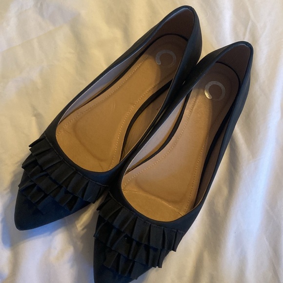 Journey Collection Womens Size 12 Ruffled Ballet Flats  in Black - Picture 2 of 7